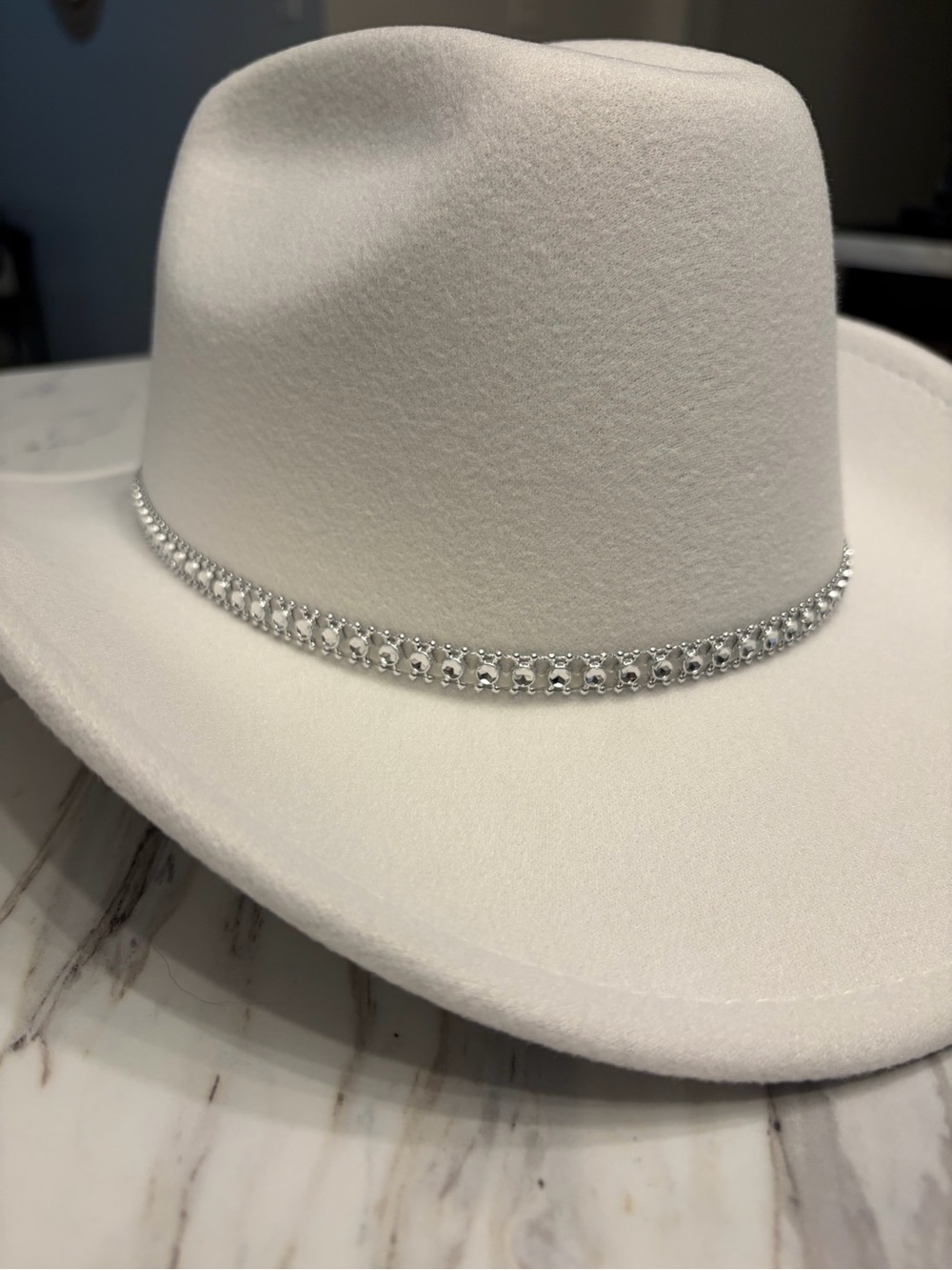 NWT White Felt Western Hat with Intricate Silver Brim Design